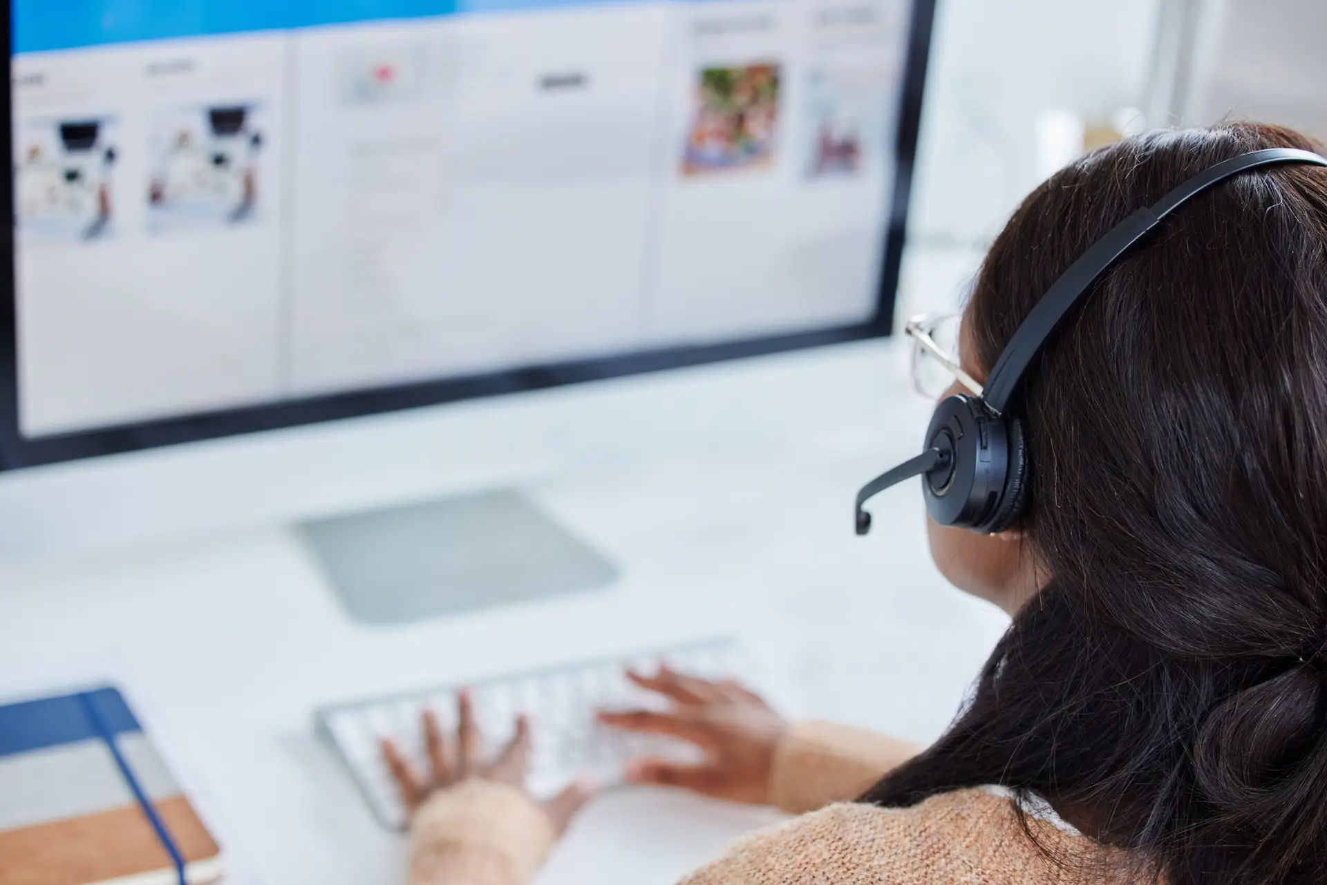 How Call Center Outsourcing in Mexico Saves You Money