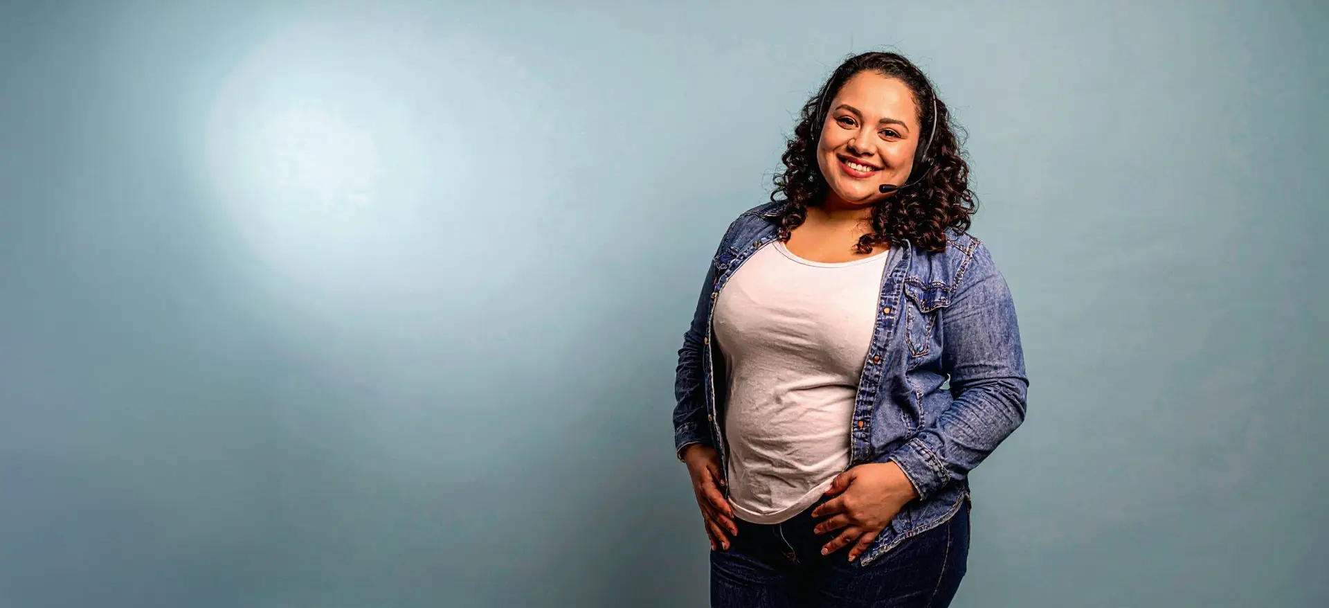 gordis Hispanic curvy girl 25 years old with dark hair wearing a call center headset sta 375741