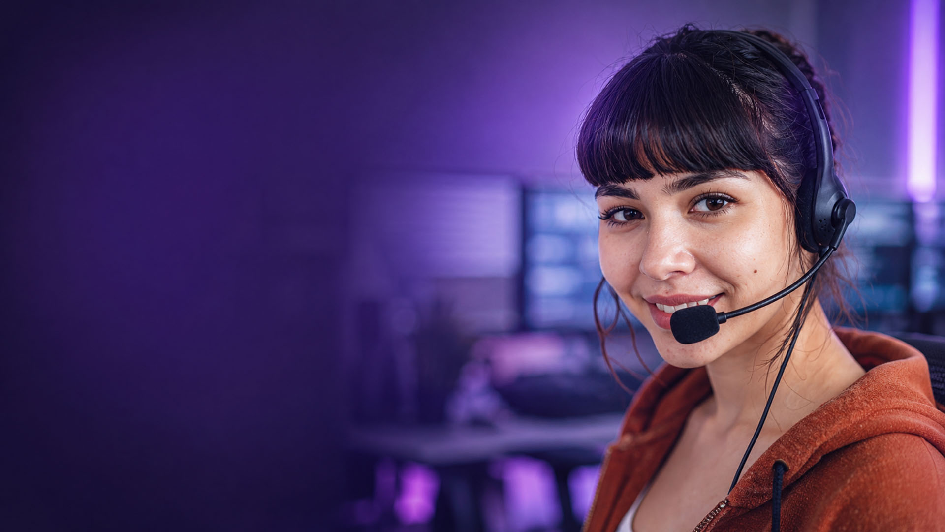 Bilingual IT support agent providing help desk and technical assistance